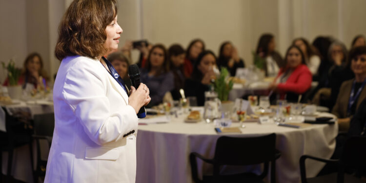 Senadora Órdenes y concejales de distintas comunas se reúnen para enfrentar el recorte al ministerio de salud