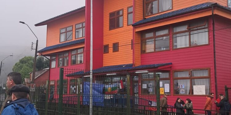 Estudiantes de Melinka depusieron toma tras acuerdo con SLEP Aysén