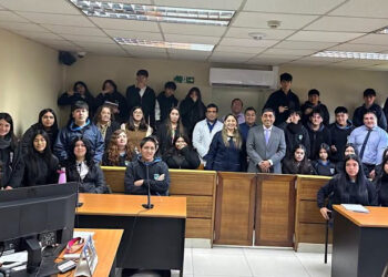 Estudiantes de Puerto Aysén recorren el tribunal local para comprender cómo opera la justicia en su comunidad