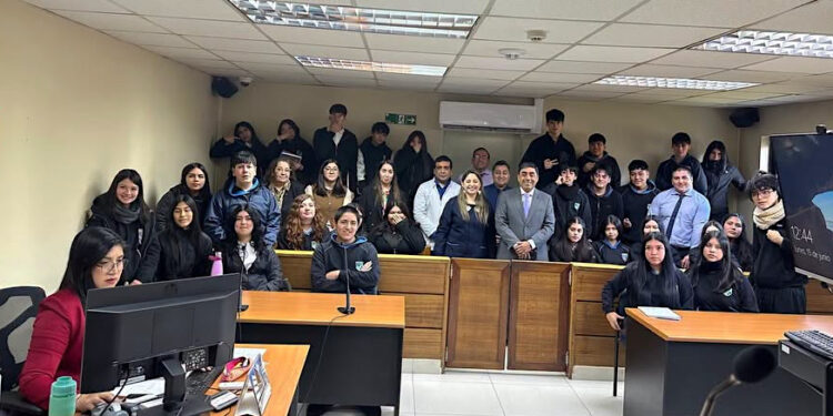 Estudiantes de Puerto Aysén recorren el tribunal local para comprender cómo opera la justicia en su comunidad