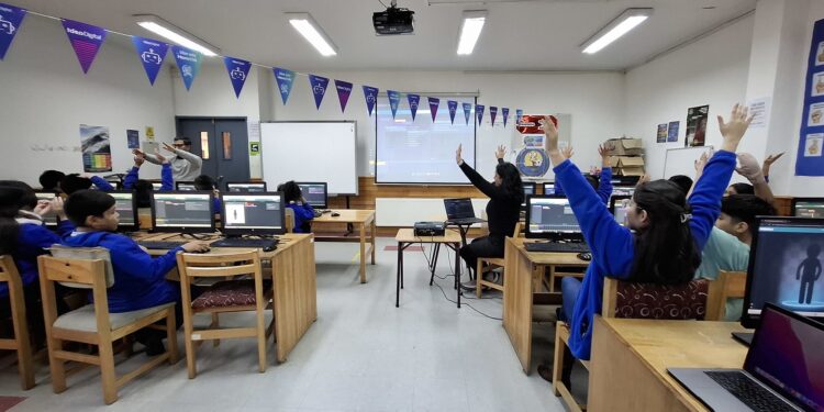 Gira de educación digital llevó inteligencia artificial a estudiantes y docentes