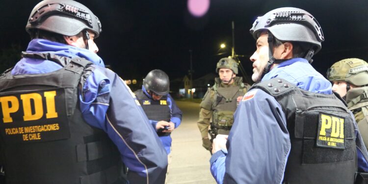 Operativo conjunto de PDI y Carabineros deja 12 detenidos y cuatro extranjeros denunciados