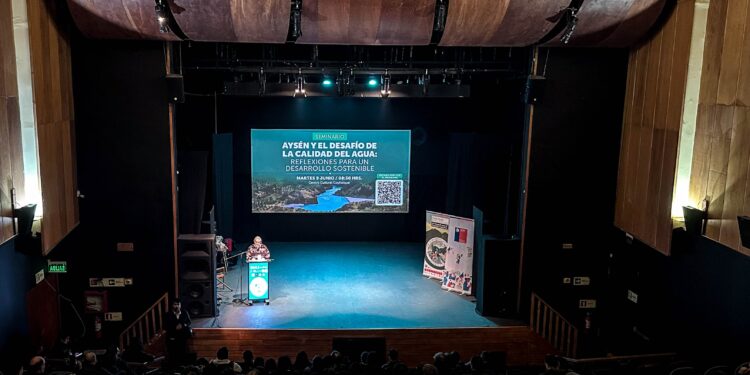 Seminario reunió a instituciones y comunidad para abordar desafíos de la calidad del agua en Aysén