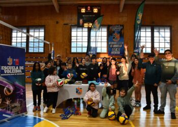 Escuela de Voleibol de Cochrane fortalece su desarrollo con implementación financiada por Fondeporte