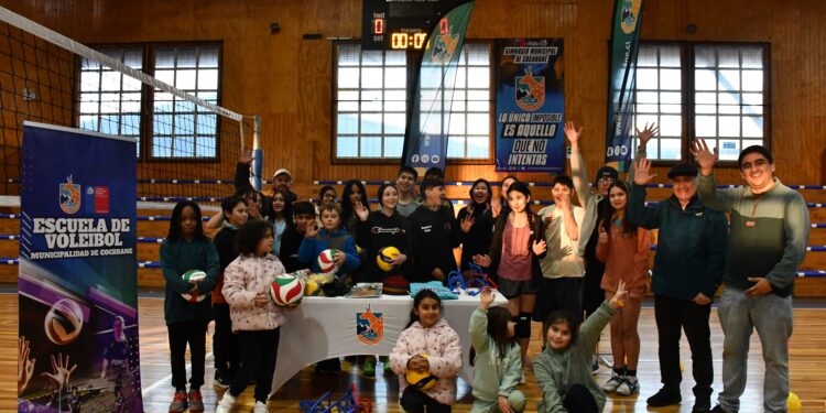 Escuela de Voleibol de Cochrane fortalece su desarrollo con implementación financiada por Fondeporte