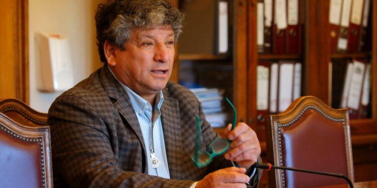Diputado René Alinco pide aclarar criterios aplicados por viajes durante licencias médicas