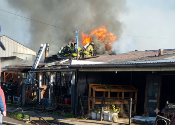 Incendio destruye dos viviendas y un local comercial en Puerto Aysén