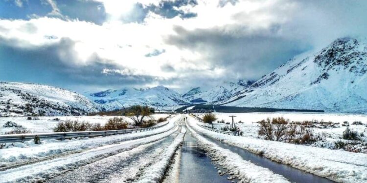 Heladas intensas marcan el inicio de semana en la Región: rutas permanecen habilitadas con precaución y presencia de nieve