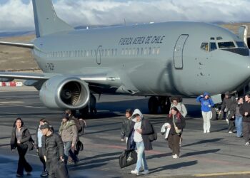 Vuelo de la Fuerza Aérea permite regreso gratuito de 70 estudiantes de Aysén a la región