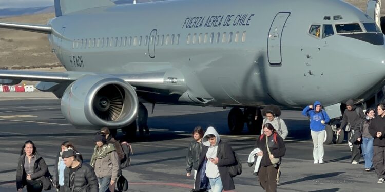 Vuelo de la Fuerza Aérea permite regreso gratuito de 70 estudiantes de Aysén a la región