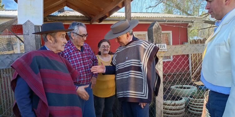 El Club de Rodeo de Villa Mañihuales entrega 210 sacos de leña a familias vulnerables para enfrentar el invierno