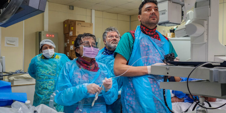Avanza la medicina local en Coyhaique: El Hospital Regional realiza su primera intervención biliar con tecnología SpyGlass