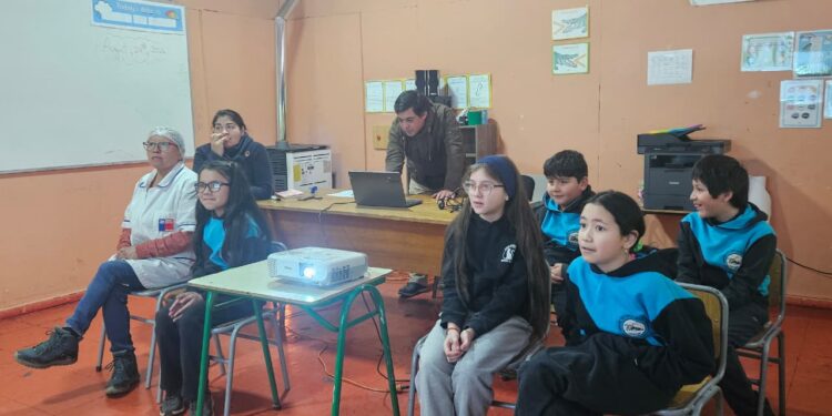 Estudiantes de escuela rural de Coyhaique se conectaron con la Base Aérea Antártica Presidente Frei