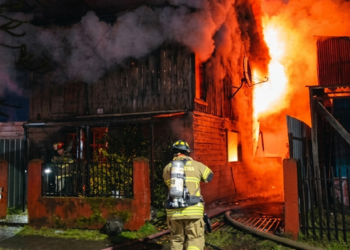 Incendio destruye dos inmuebles y daña un local comercial en Puerto Aysén