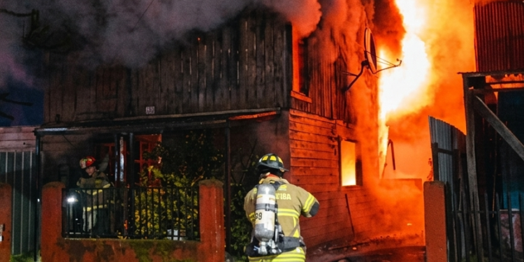Incendio destruye dos inmuebles y daña un local comercial en Puerto Aysén