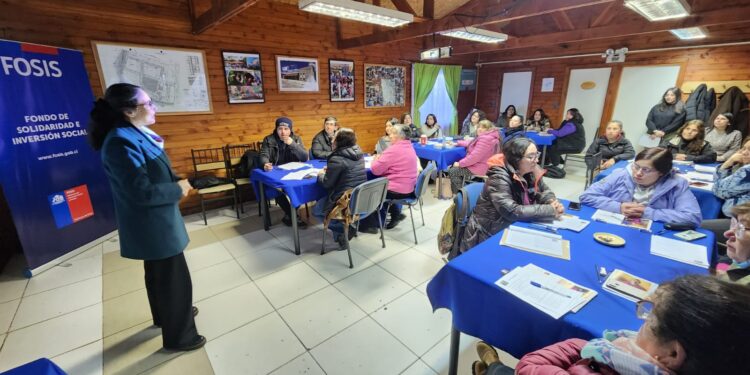 Sesenta y nueve emprendedoras de Coyhaique inician talleres del FOSIS para potenciar sus negocios