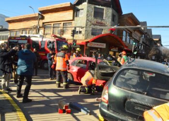 Un simulacro de choque frontal en el centro de Coyhaique alerta sobre los riesgos mortales de conducir con alcohol