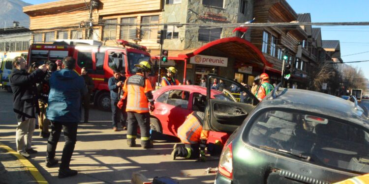 Un simulacro de choque frontal en el centro de Coyhaique alerta sobre los riesgos mortales de conducir con alcohol