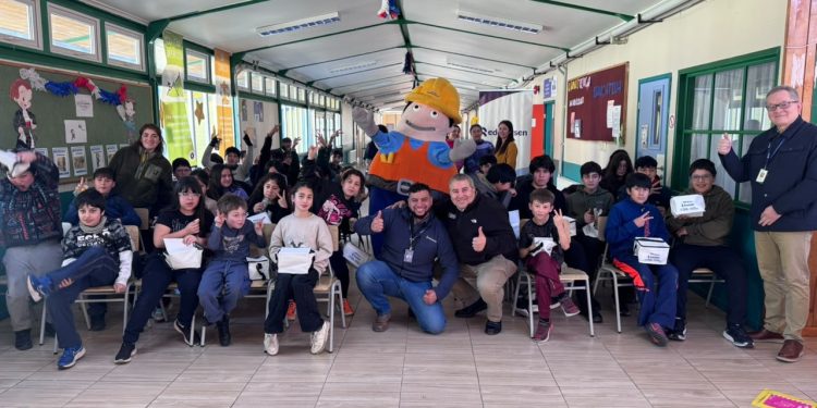 Edelaysen rescata la memoria de la electrificación rural junto a escolares de Puerto Guadal