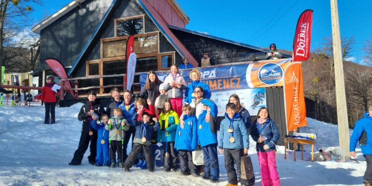 El Club Andino Escolar congrega a casi medio centenar de esquiadores en la décima Copa Pedro Jiménez en El Fraile