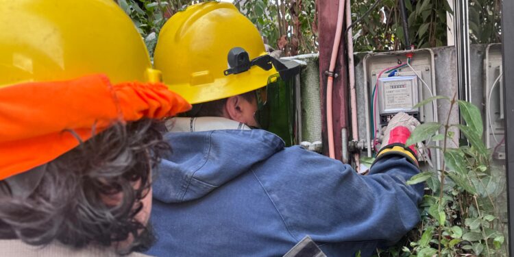 Edelaysen realiza inspección de medidores en locales comerciales del centro de Coyhaique