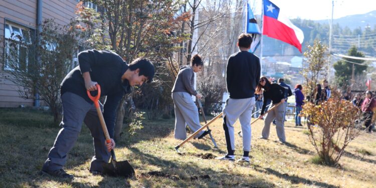 Estudiantes de Cochrane plantan rosales para mejorar espacios de sus establecimientos