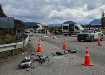 Mujer fallece y tres personas resultan heridas tras colisión frontal en sector Puente Dun de Puerto Aysén