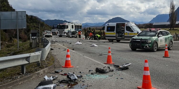 Mujer fallece y tres personas resultan heridas tras colisión frontal en sector Puente Dun de Puerto Aysén