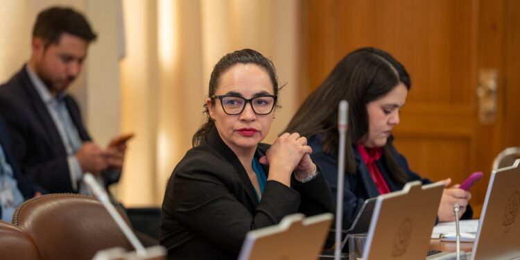 Diputada Macías exige fiscalización permanente ante brote de virus ISA en Aysén y solicita informe detallado sobre centros afectados