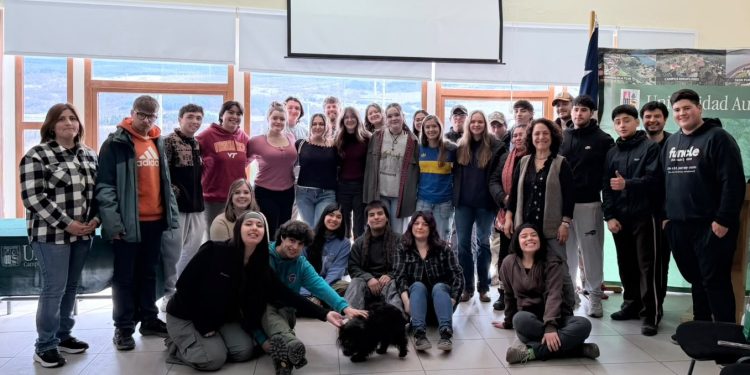 Doce estudiantes de Virginia Tech convierten los ecosistemas de Aysén en su aula de estudio