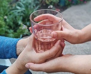 Más de un centenar de cuidadoras de Aysén se forman para dignificar la vejez en el hogar