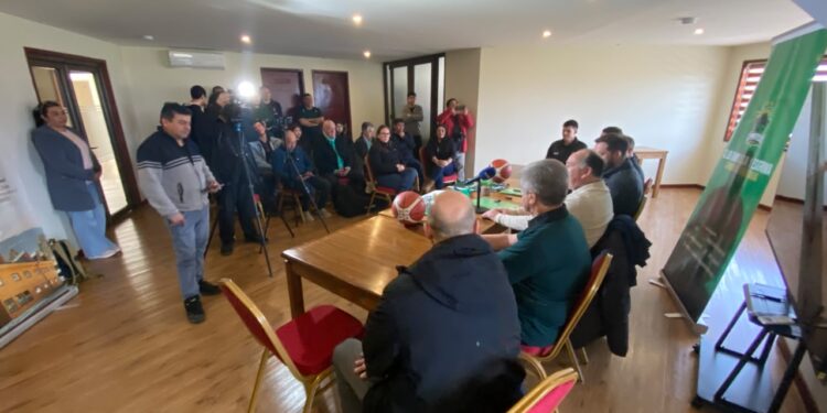 Club de básquetbol de Puerto Aysén firma alianza con Gimnasia de Comodoro y proyecta llegar a la Liga Chilena de Básquetbol