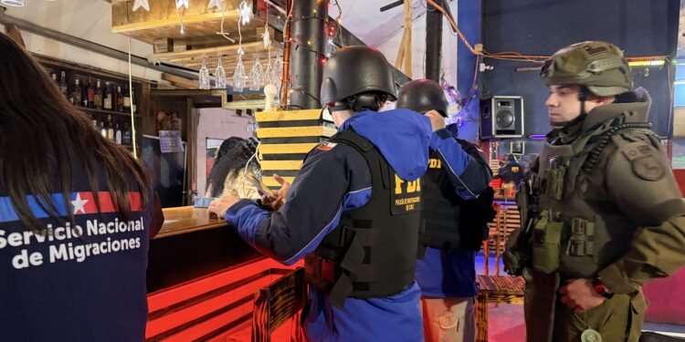 Fiscalización a locales nocturnos de Coyhaique detecta infracciones laborales y confirma regularidad migratoria de extranjeros