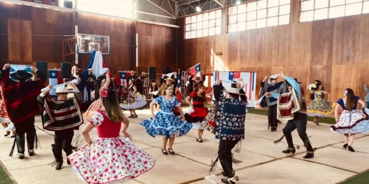 Estudiantes de distintas comunas se reunieron en Coyhaique para celebrar la cueca escolar
