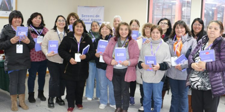 Más de 30 tutoras de hogares estudiantiles se capacitan como líderes de salud en Aysén