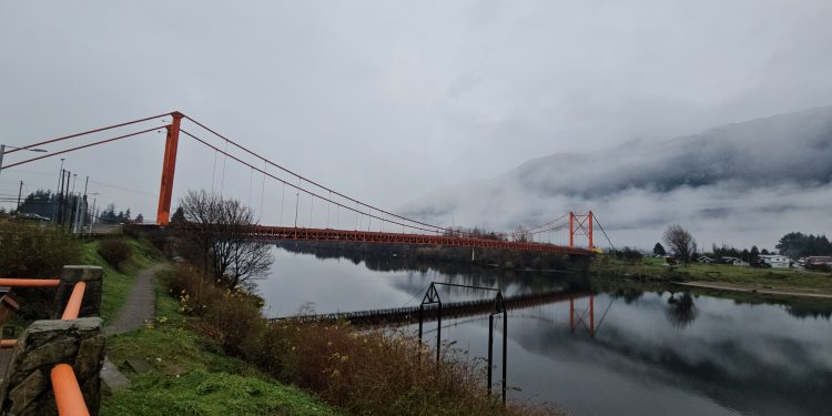 Transportes desplegará cuatro buses para unir ambas riberas de Puerto Aysén ante el corte del puente Ibáñez