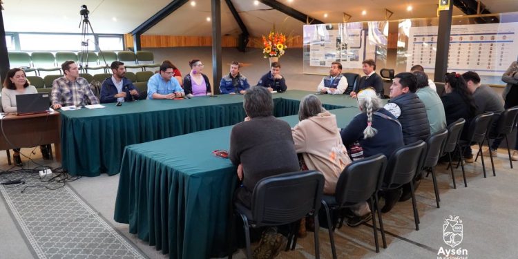 Vecinos y comerciantes de Puerto Aysén definen el diseño para el techado y soterrado de cables de Sargento Aldea