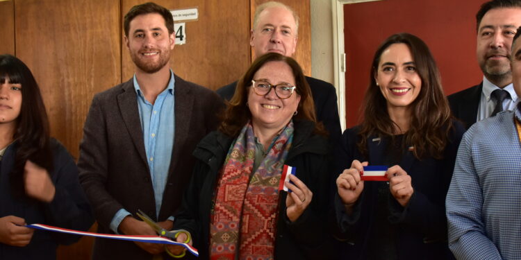 Liceo Luisa Rabanal Palma de Chile Chico inaugura sala tecnológica con 20 computadores y equipamiento especializado