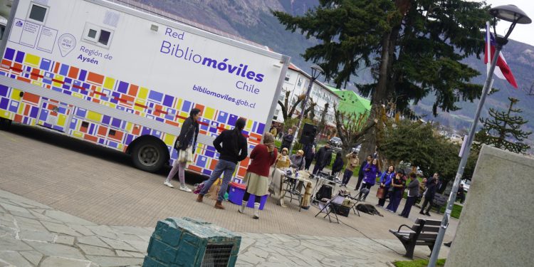 Lecturas sobre el ripio: Aysén estrena un bibliomóvil 4×4 para llevar libros a comunidades aisladas