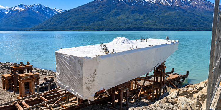 Comienza ensamblaje de barcaza Lucinda I en lago O’Higgins con inversión superior a $4.500 millones