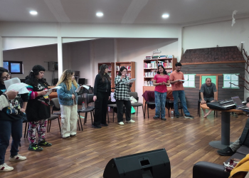 Talleres municipales de teatro y coro presentarán “La Pérgola de las Flores” este domingo en Puerto Aysén