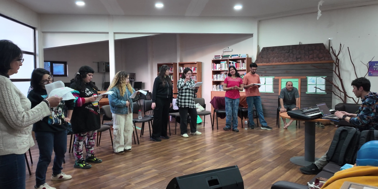 Talleres municipales de teatro y coro presentarán “La Pérgola de las Flores” este domingo en Puerto Aysén