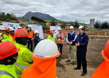 Ministro del Trabajo recorre obras en Aysén y presenta agenda para generar empleo