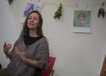 Escritora Raquel Bórquez compartió el origen de sus obras y su vínculo con la naturaleza de Aysén
