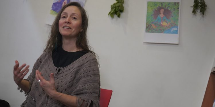 Escritora Raquel Bórquez compartió el origen de sus obras y su vínculo con la naturaleza de Aysén