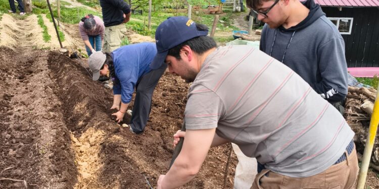 Estudiantes de Producción Agropecuaria de la UACh conocieron experiencias productivas desde Coyhaique hasta La Junta