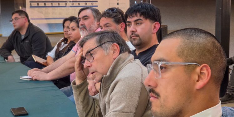 Municipio de Aysén y gremios conforman mesa de trabajo para enfrentar caída de ventas y reactivar economía local