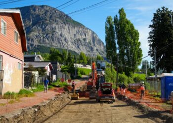 Inician pavimentación de calle Los Calafates en Coyhaique tras más de 40 años de espera de los vecinos