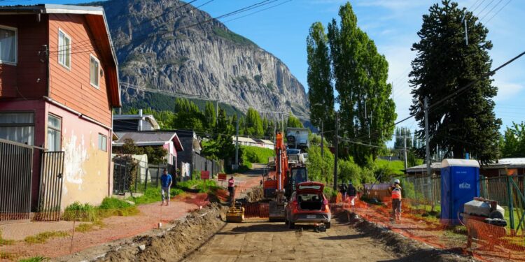 Inician pavimentación de calle Los Calafates en Coyhaique tras más de 40 años de espera de los vecinos