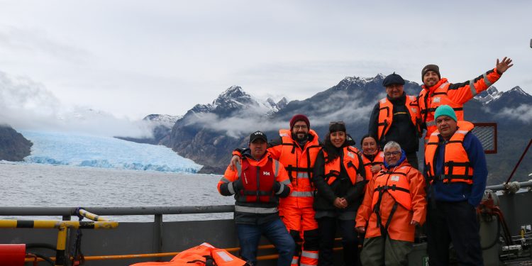 Tres semanas en los fiordos de Aysén: científicos del IFOP miden la salud ambiental entre Moraleda y la laguna San Rafael